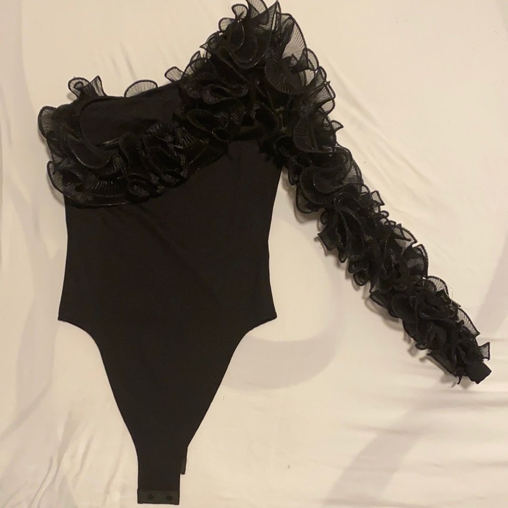 Gorgeous One shoulder bodysuit!